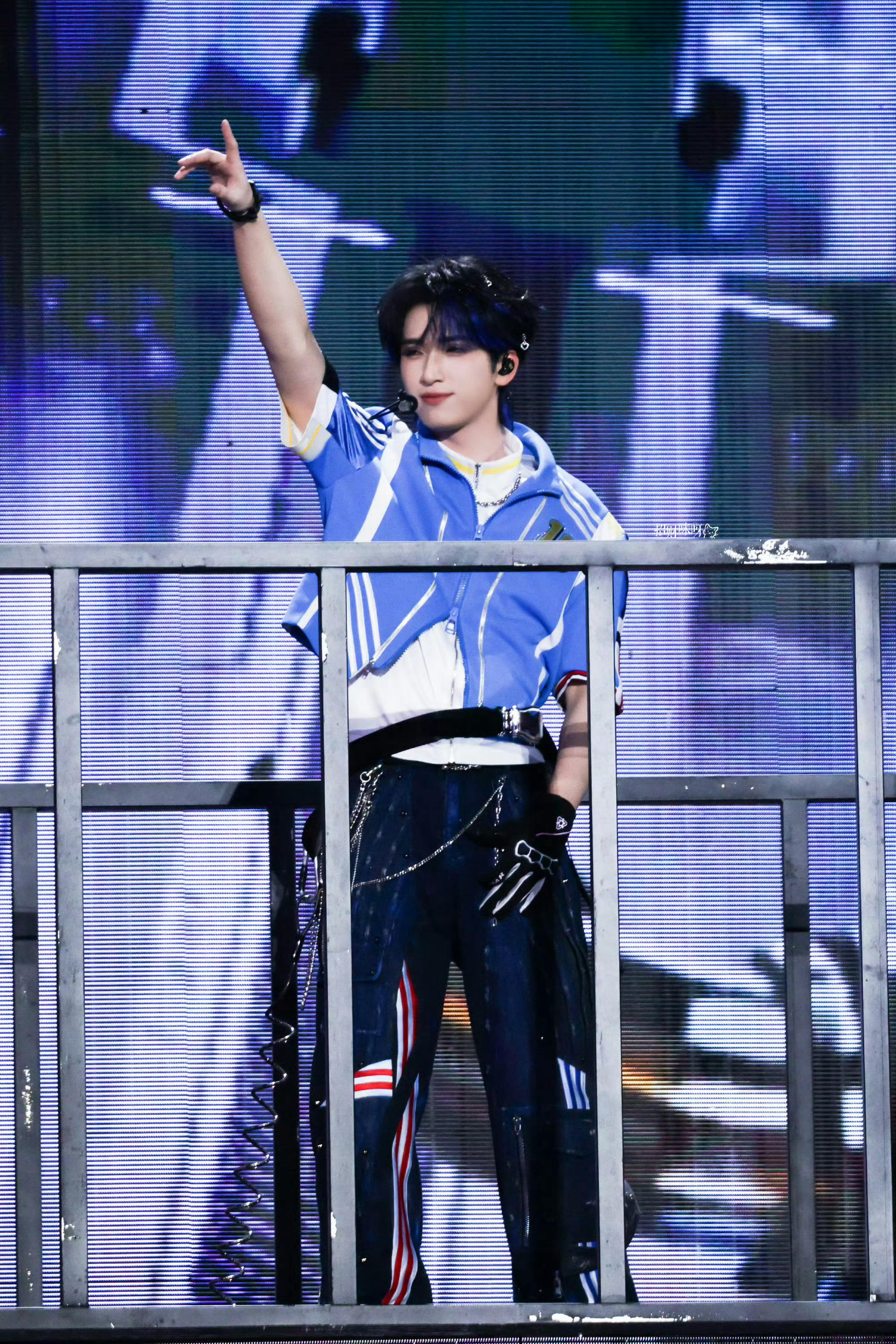 严浩翔✖️今晚上海站演唱会舞台造型 📷严浩翔狼尾蓝色挑染