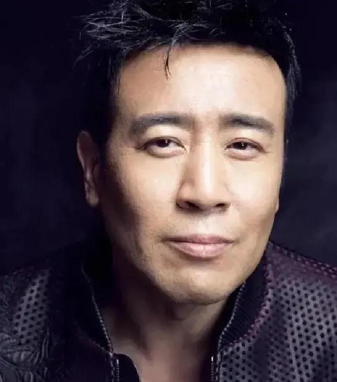 于和伟把他名下所有银行卡、房本、理财账户，全交到了宋林静手上。1999年，这个女