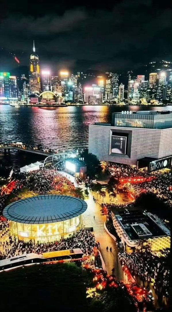 全世界自拍杆都卖给小飞侠了肖战 不会只有我一个人羡慕自拍杆吧，不，我羡慕的是在香