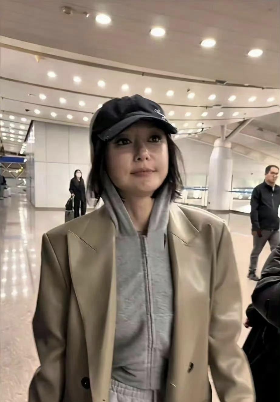 这是素人版的秦岚吗？没有了滤镜，抛去精致的妆容，还有华丽的礼服，在路人的镜头下，