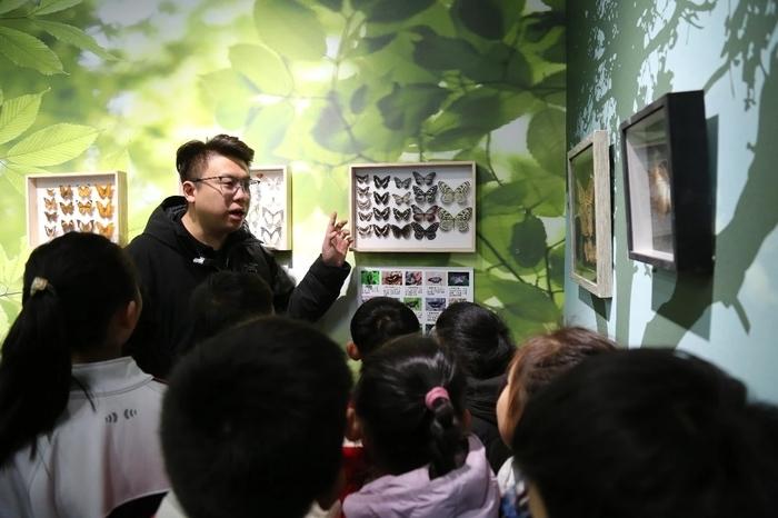 济南动物园花朝节启幕，带您解锁“赏花+探虫+科普”游园体验！春风有信，花开有期。