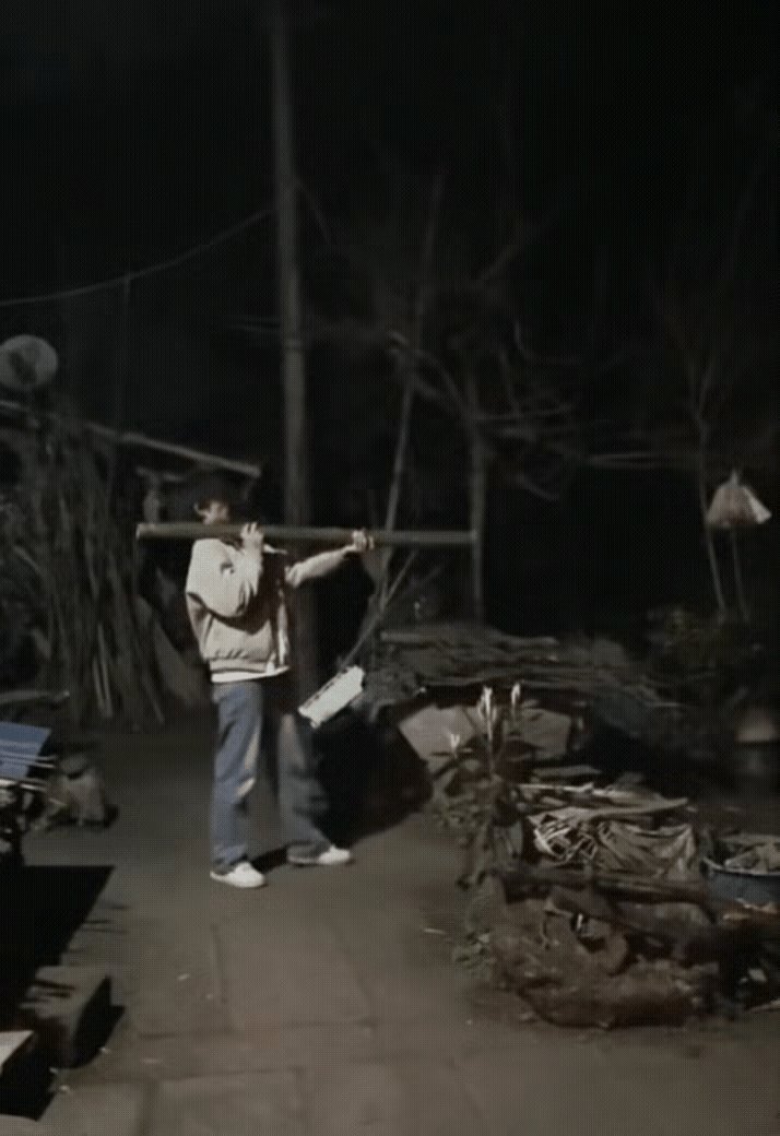 33岁，家里的顶梁柱，手里拿着烟花筒，人就这么没了。
 
大年初六晚上，湖南湘阴