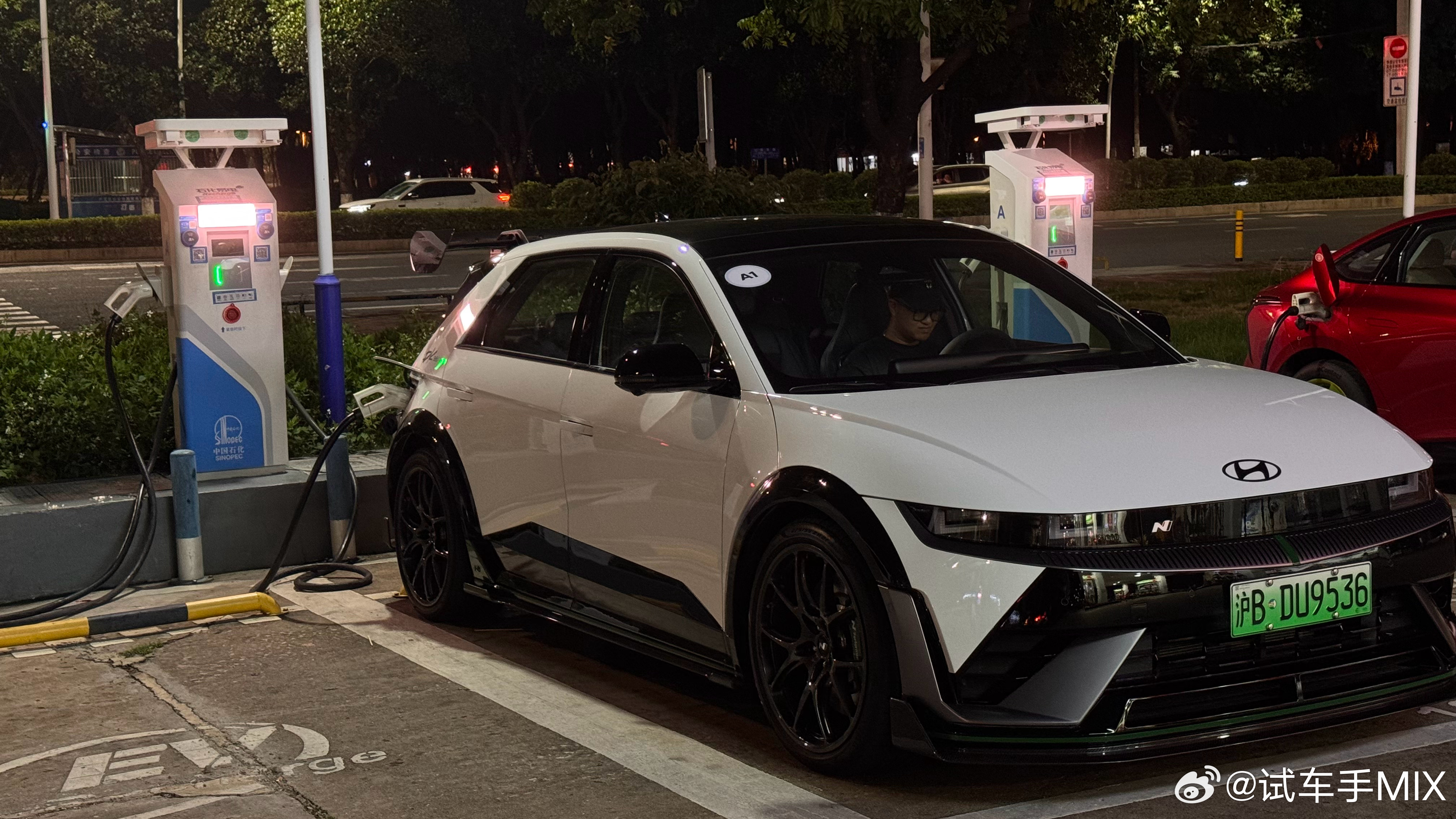 开着一台大尾翼的车来充电这感觉好奇怪