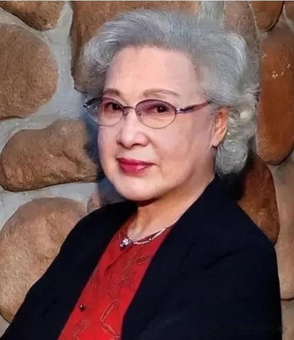 1938年的冬天，一个十六岁的上海女孩揣着三十块钱，站在重庆的码头。她叫秦怡。