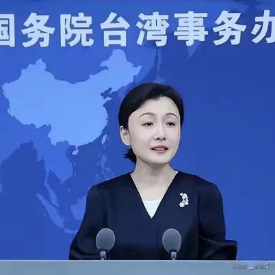 特朗普这番“不为台海赴战场”的论调一出，岛内那些把“美国协防”当救命稻草的政客，