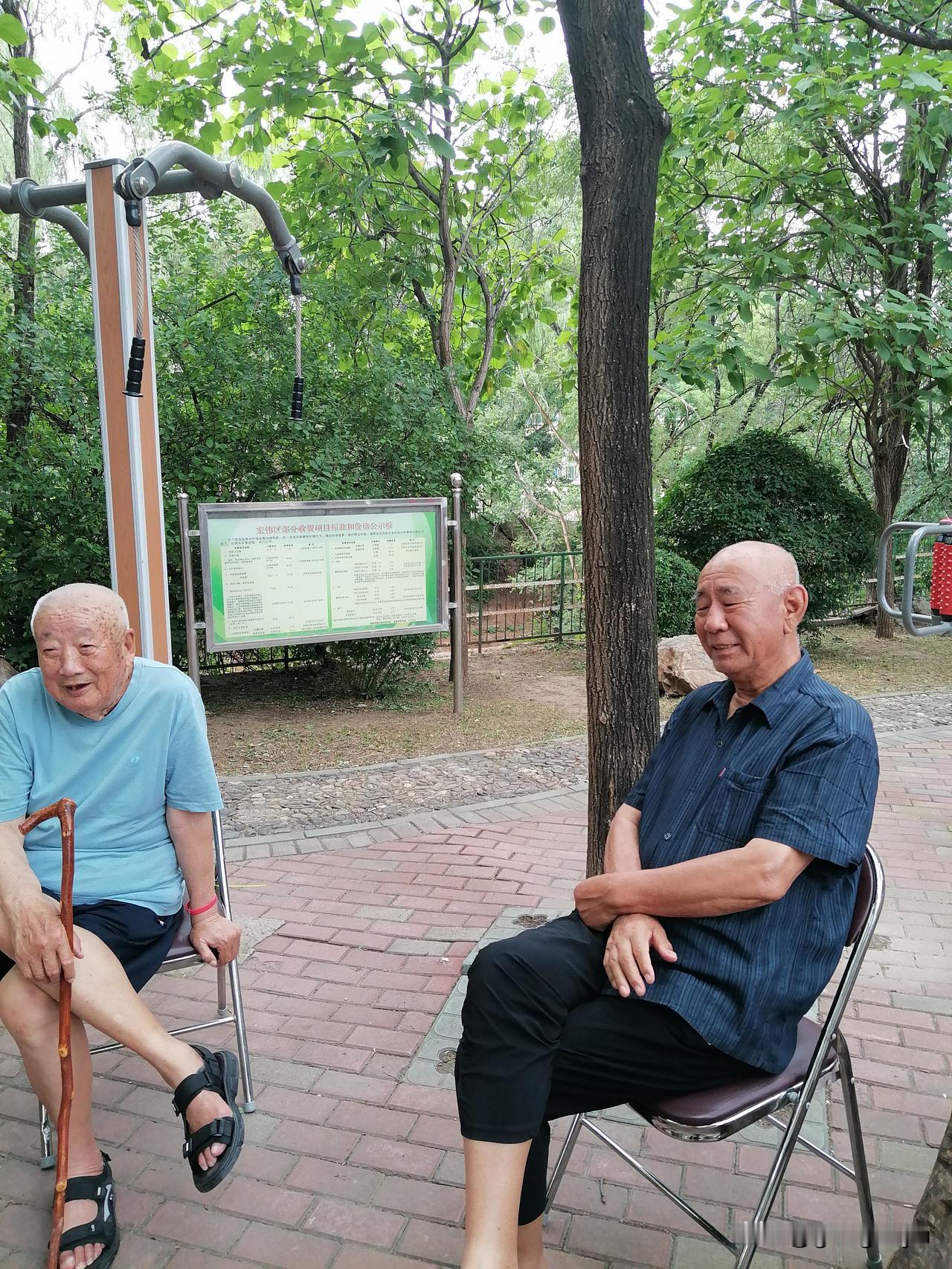 九十一岁老爷子，半夜睡不着觉，翻来翻去無法难熬黑夜时光。無奈拿起手机刷视频看新闻
