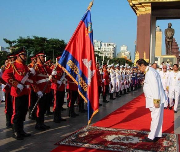 （金边讯）10月15日是西哈努克国父逝世7周年，国王和国母在王宫主持一场纪念仪式