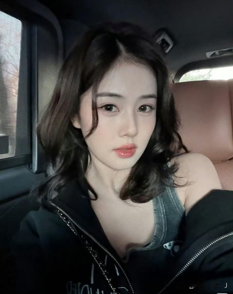 这私生也太猖狂了吧！姐姐的安全最重要，希望公司能加强安保措施，给艺人一个安心的工