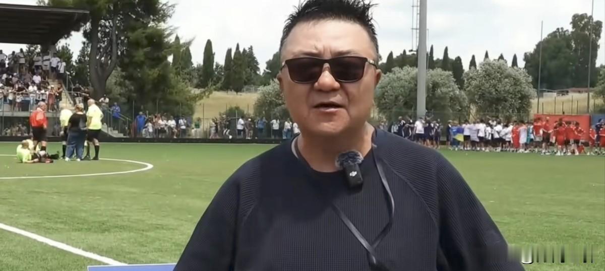 中国足球业余的董路带队足球小将拿到了冠军，专业搞足球的却集体失声。
    董路