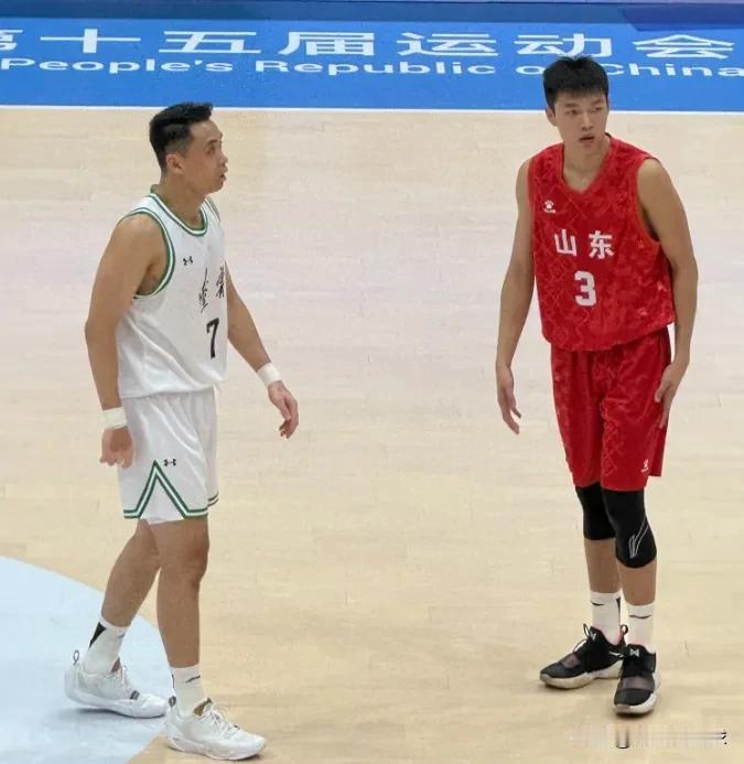 中国库里！北京时间11月10日晚，全运会成年男篮1/4决赛正在进行，在辽宁对阵山