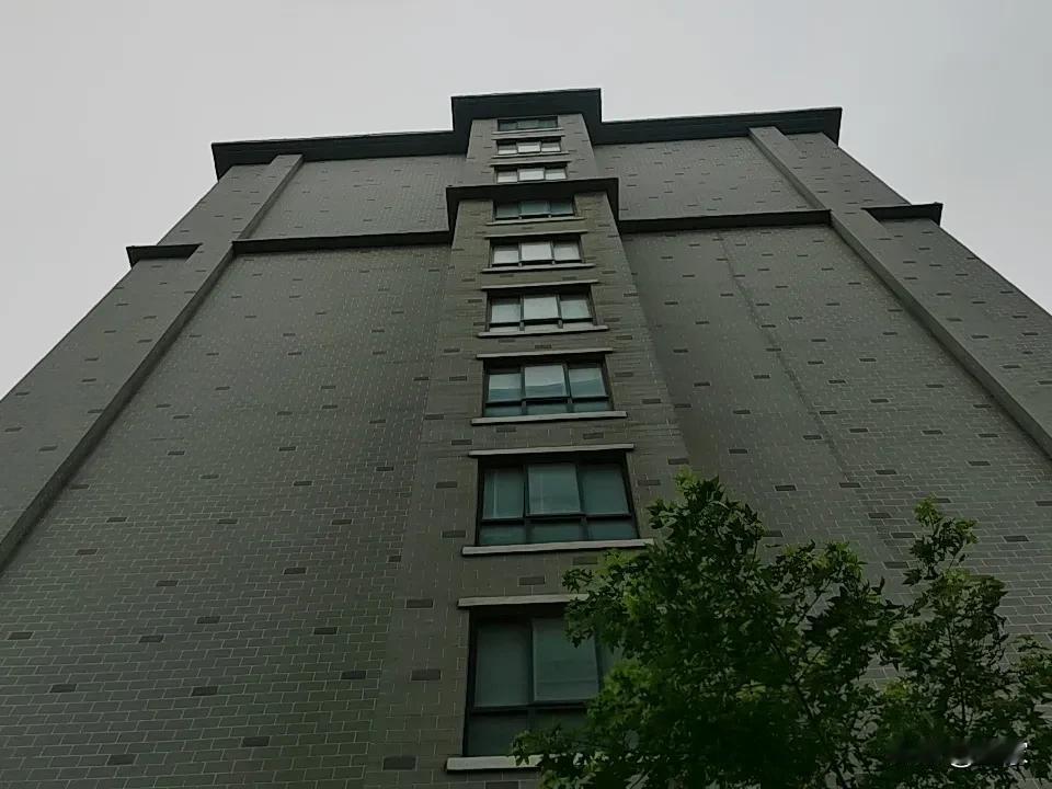 最近这段时间，有些催收冒充调解员给负债人所在的村委会打电话说要起诉本村的某某，要