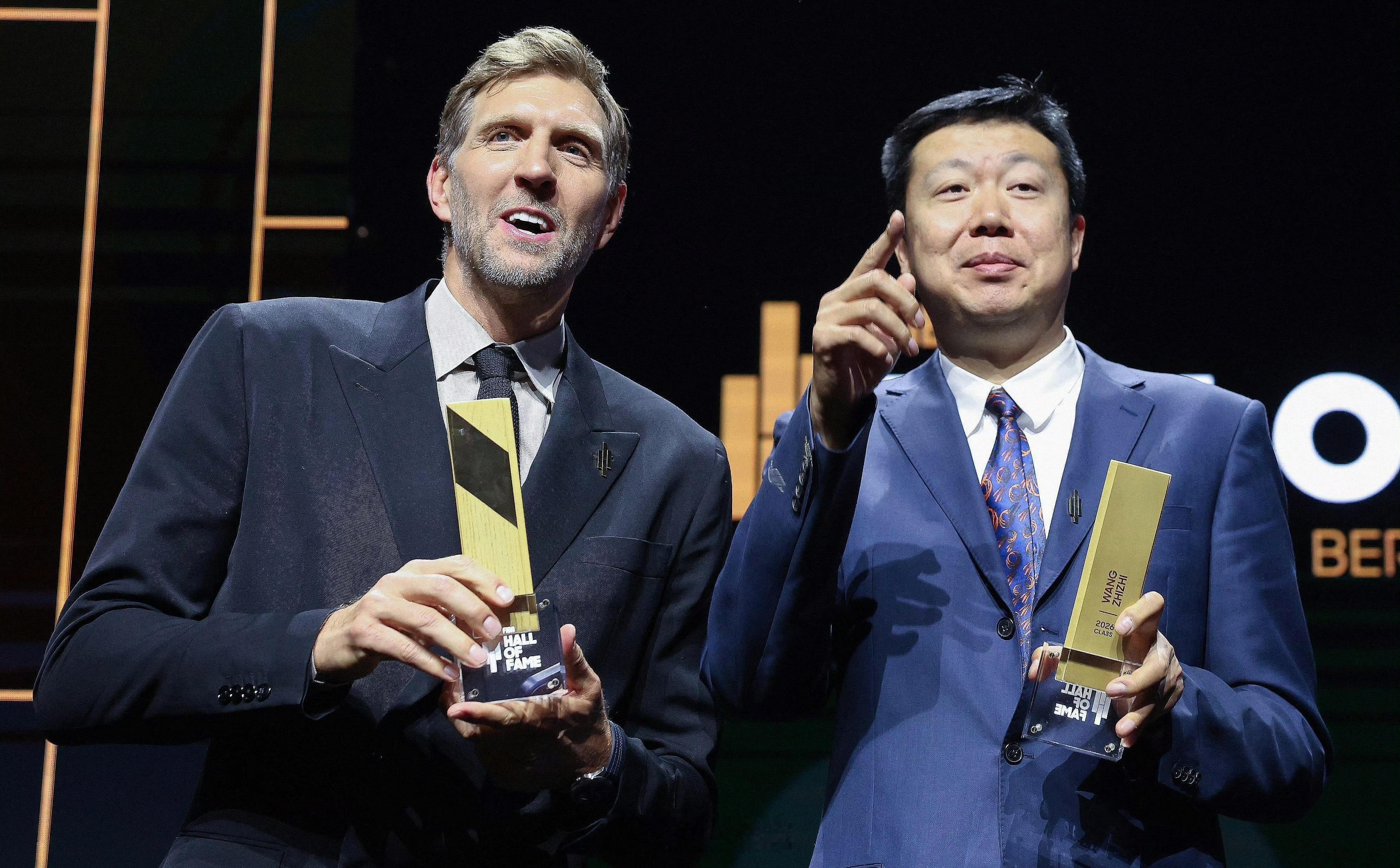 当年达拉斯的老伙计。王治郅入选国际篮联名人堂王治郅入选FIBA名人堂