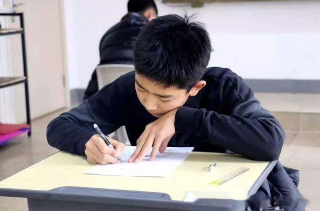 学霸分享的初中三大主科学习方法，听话照话，成绩一般也能逆袭成学霸！

语文方面：