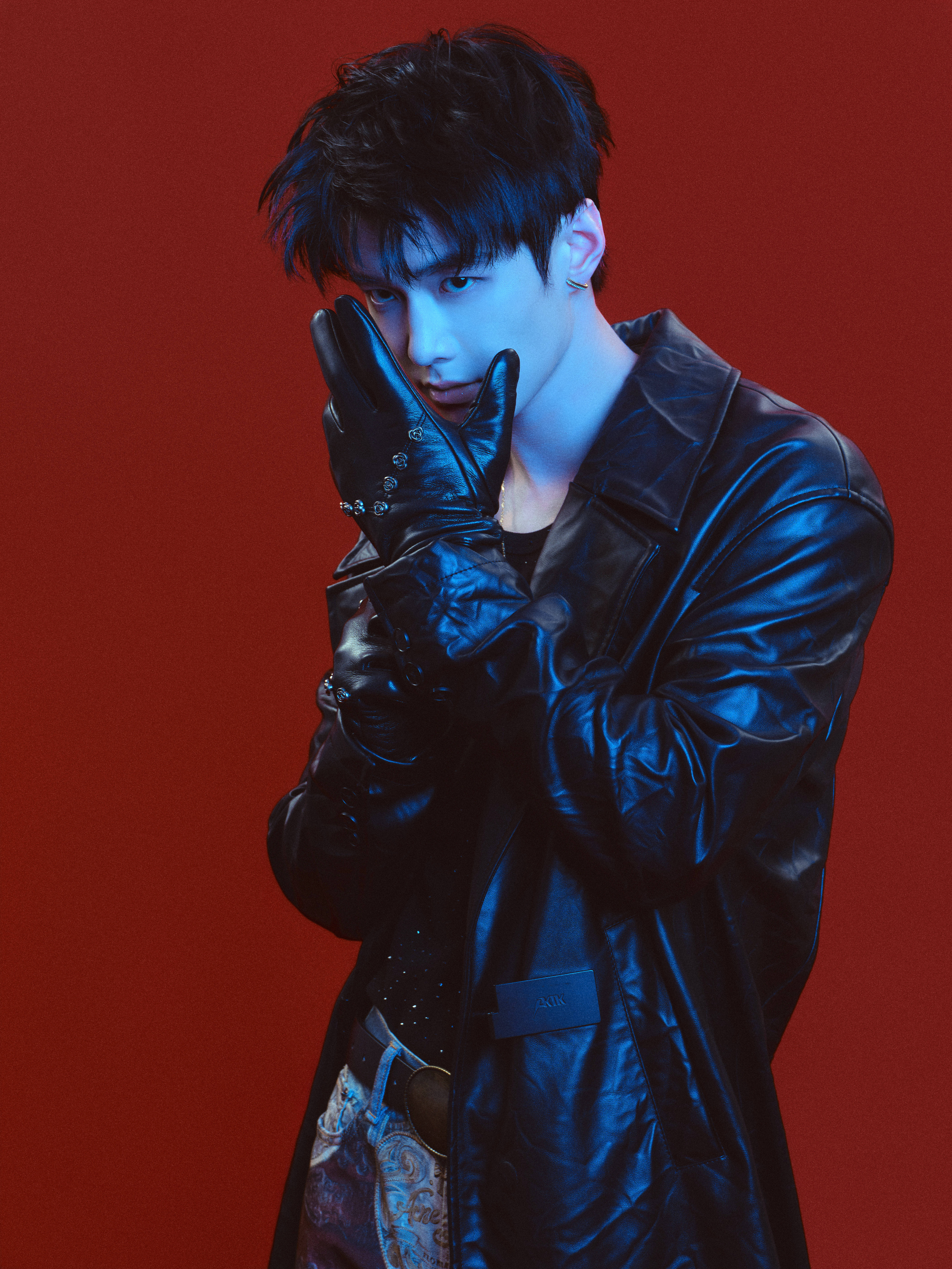 何与波西米亚风长裤搭配黑T长款皮衣亮相VOGUE活动，搭配宝诗龙珠宝整个人清爽有