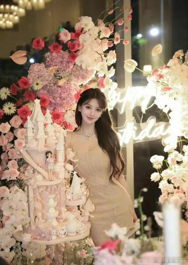 #黄晓明曾为叶珂包场庆生#其实这是很正常的吧，身边有些家里有钱的富二代们过生日啊
