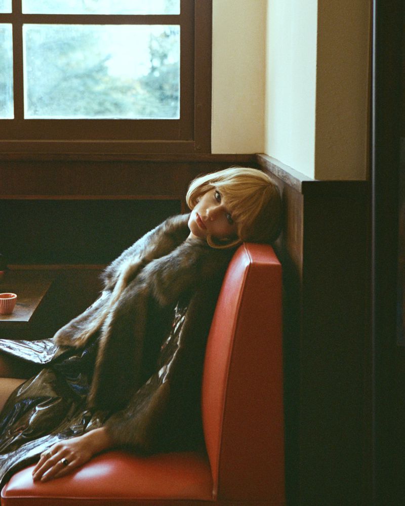 模特Estelle Nehring登上波兰版《VOGUE》2026年1月刊封面，