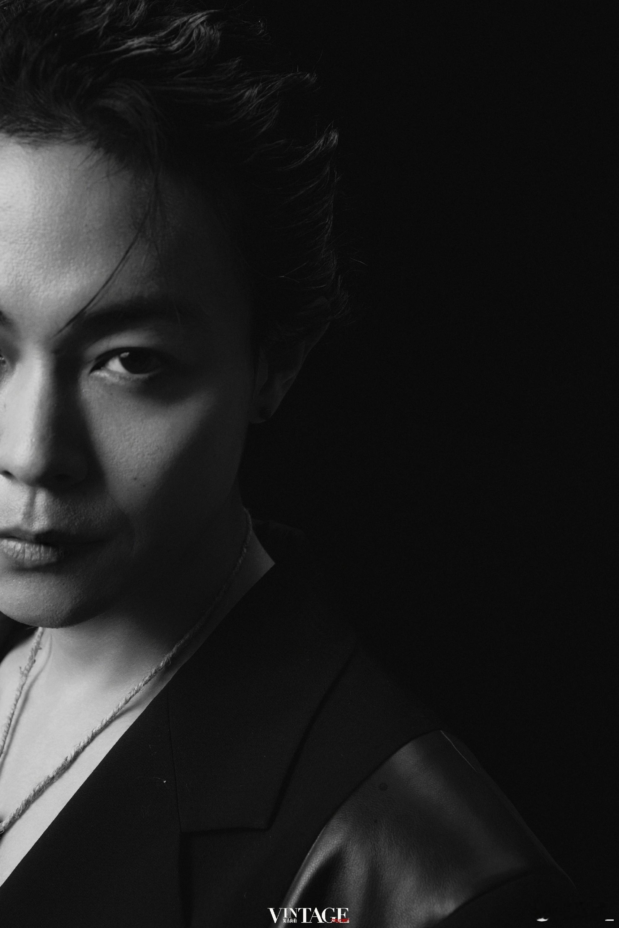  终于看清邢深的脸了 董畅释出杂志大片，白衬衫牛仔干净利落，黑西装潇洒不羁，戴黑