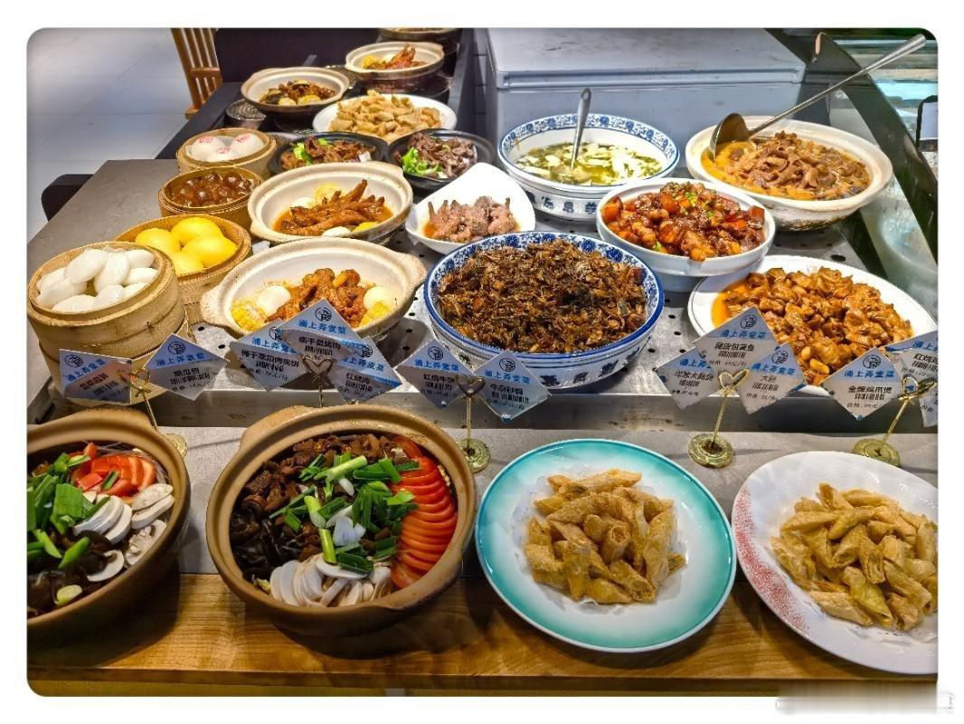 说个真事儿啊。。。离我住的酒店200米有一家老宁波弄堂菜，没想到性价比超高还是必