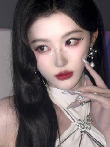 孔雪儿孔雪儿蝴蝶脸钻孔雪儿脸上有蝴蝶 哇哦！！！孔雪儿你也太美了吧！！！每一次亮