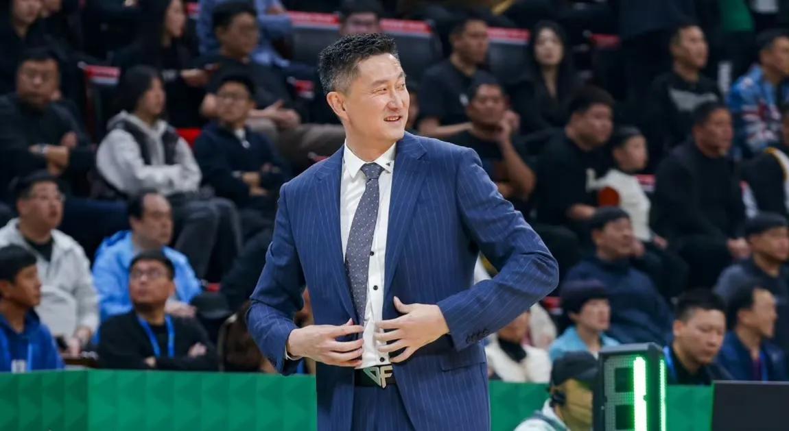 辽宁球迷就知足吧，杨鸣输一场球就主动承担责任说比赛是他指挥的，外援也是他亲自找的