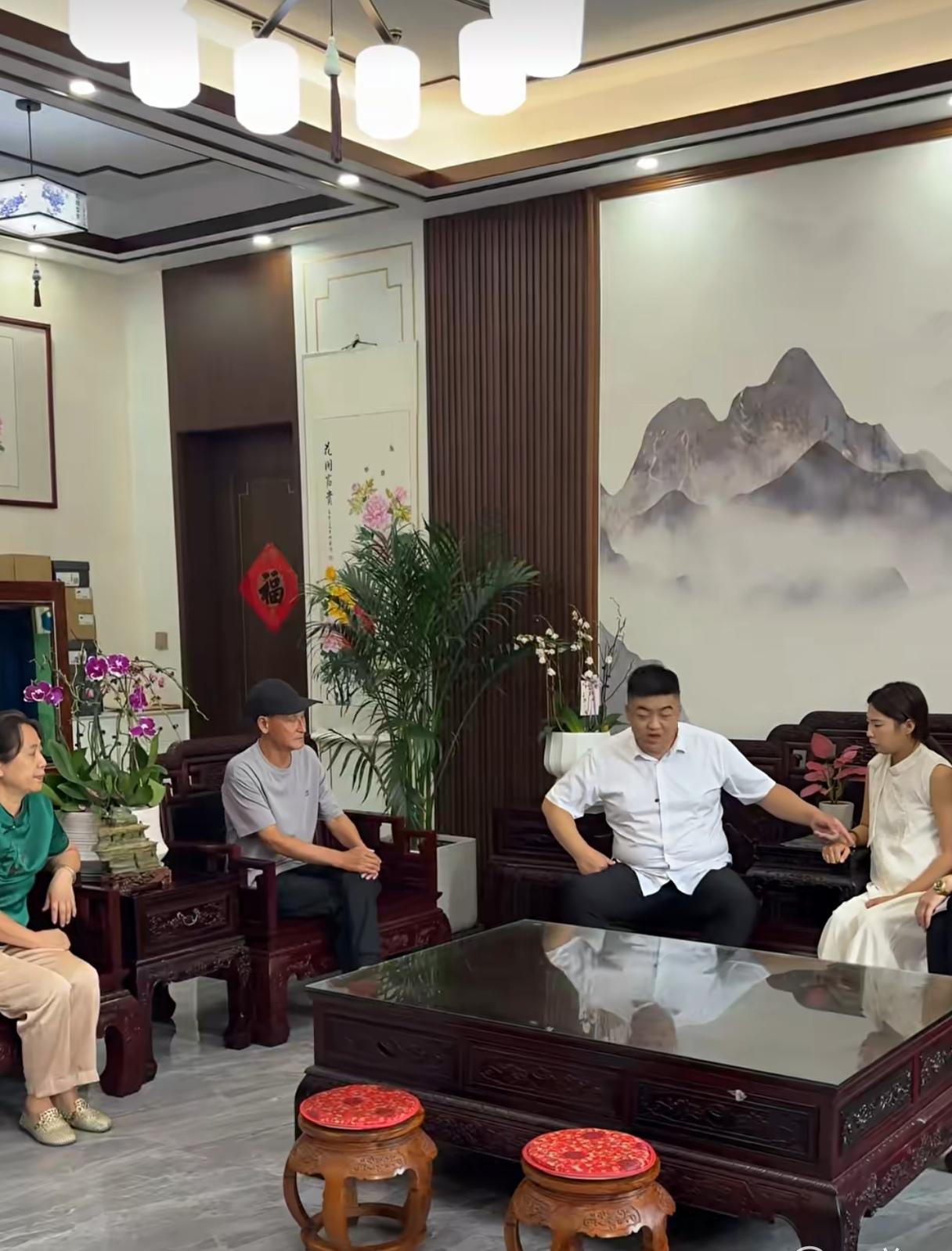 这个穿绿衣的姑姑到底在想什么？侄媳妇离婚了，她倒来争侄媳妇肚子里的孩子，争到孩子