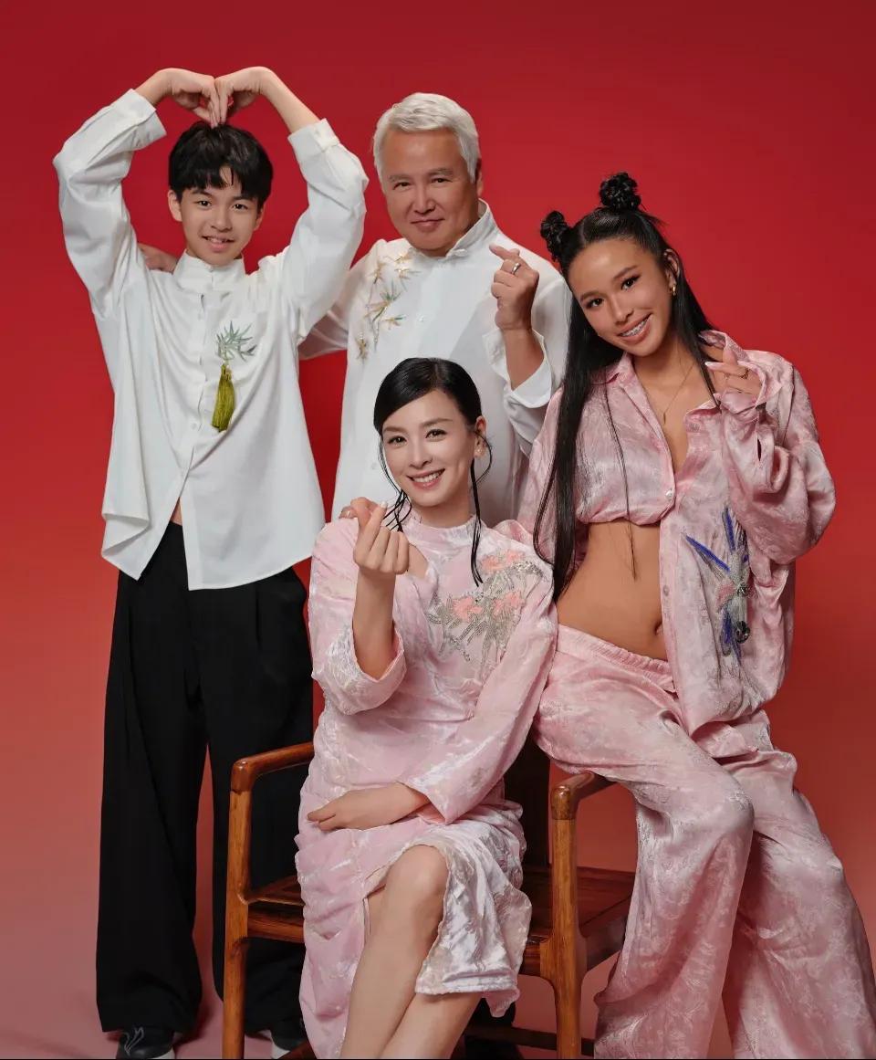 林瑞阳张庭夫妇的全家照，像祖孙三代人，
张庭几十年如一日的年轻漂亮，反观林瑞阳，