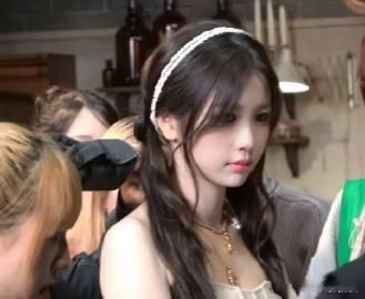 虞书欣以后就保持这个妆吧，虽然有点假，但是好看 