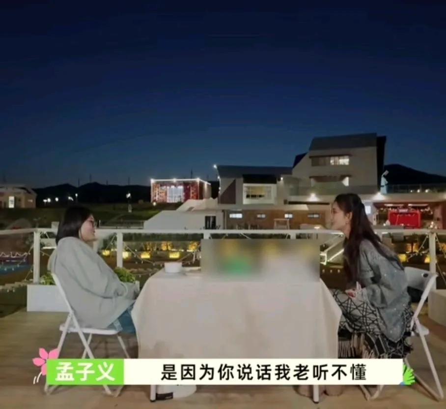 孟子义说以前和李雪琴关系一般，是因为听不懂李雪琴说的话。
她说李雪琴和她说话第一