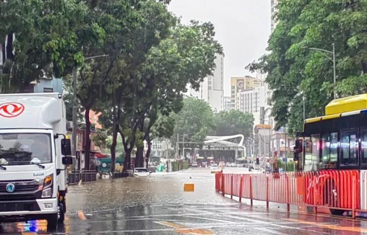 广州暴雨突袭，天河石牌村秒变水城！中午大雨倾盆，华师周边成了汪洋大海，中山大道、