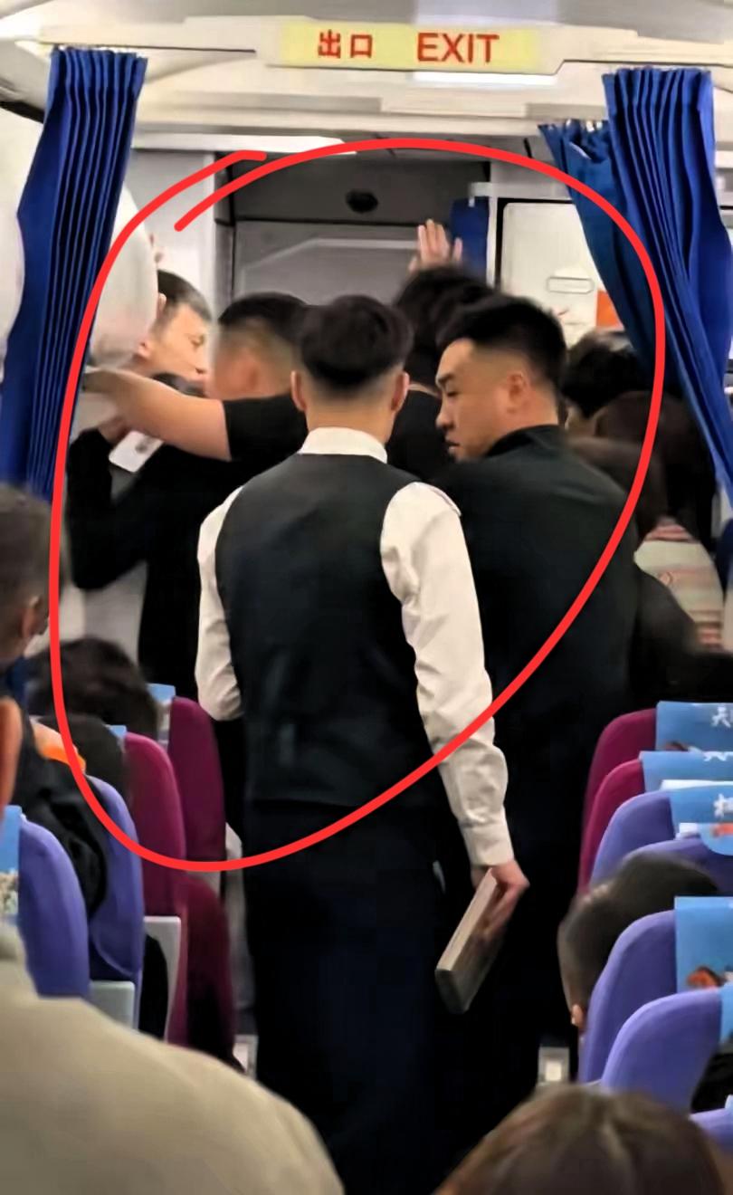 11月10日，成都飞石家庄的航班登机口，争吵声打破了原本的秩序，孕晚期本是航司明