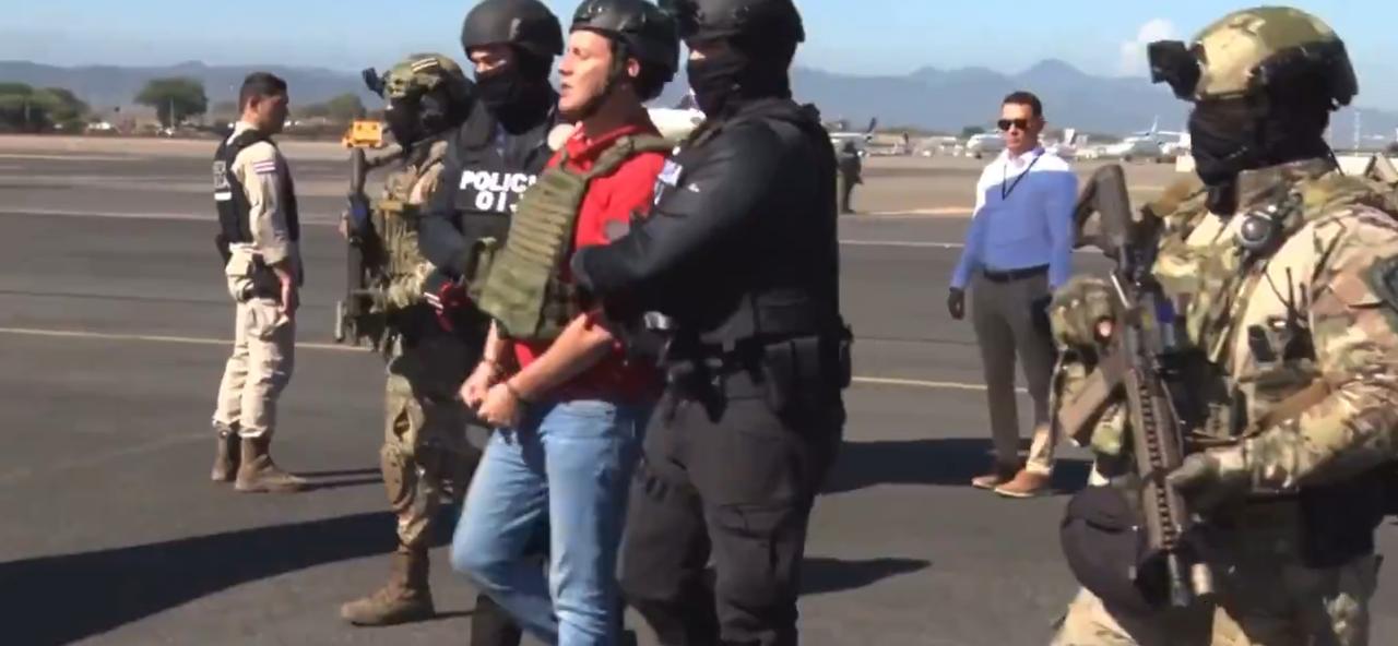 前哥斯达黎加安全部长塞尔索·甘博亚（身穿红色衣服）和毒枭佩乔·德·拉塔（紧随其后