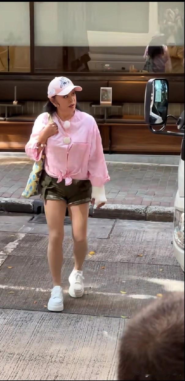刘晓庆奶奶这大腿肌肉着实结实，哪有半点70多岁的模样！都说运动是保鲜秘诀，瞧瞧人
