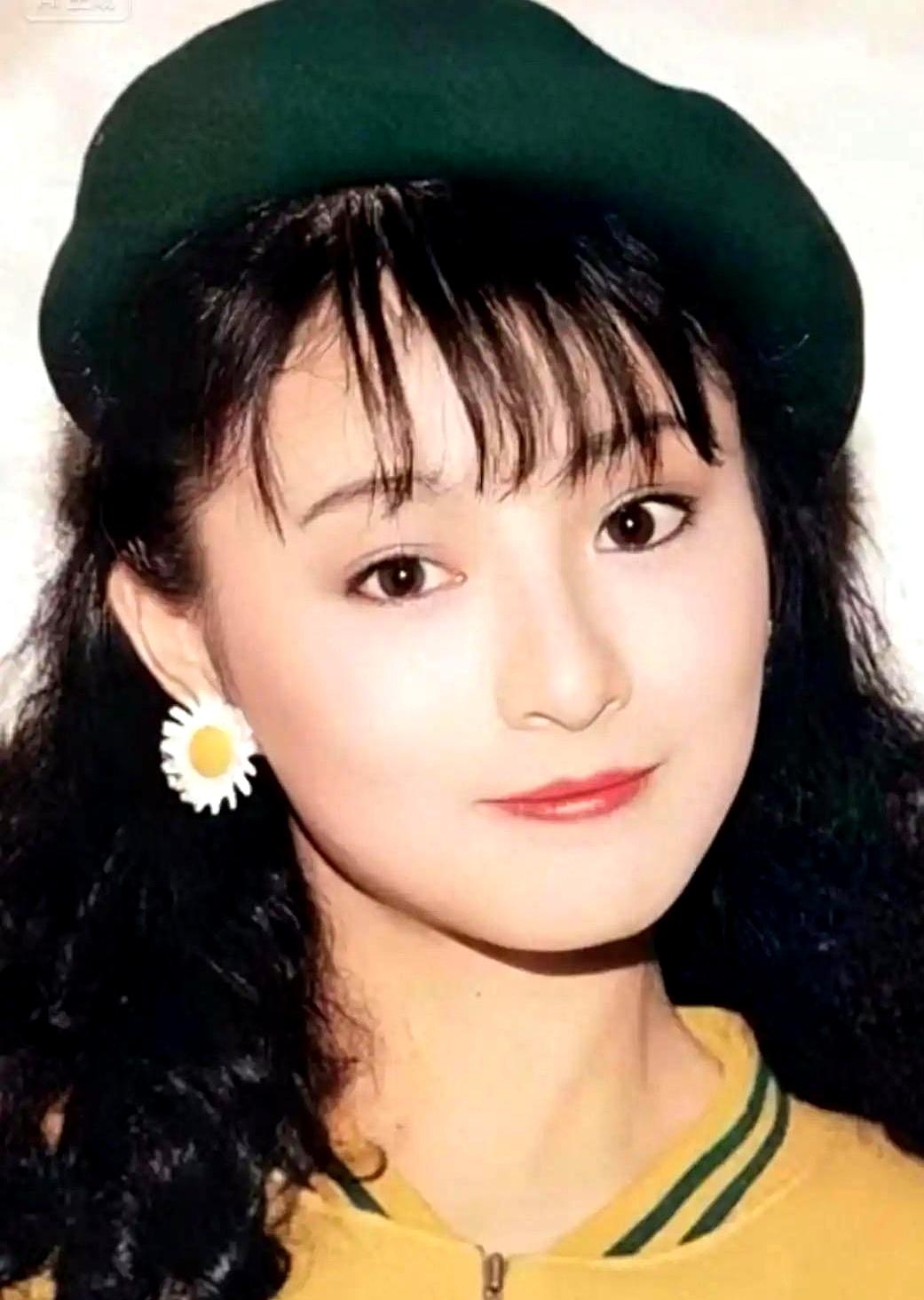 你敢信吗？
一位曾经的武打女神，嫁入豪门后居然因为干儿子闹得满城风雨！
当年李赛