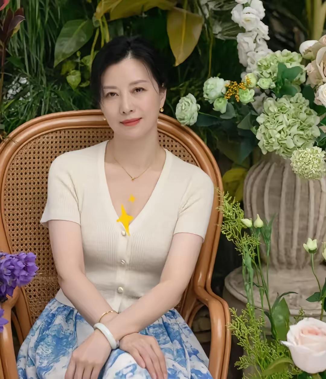 这位姐姐美得好有质感！米白色针织衫温柔显气质，蓝色碎花裙清新又优雅，简单搭配却透