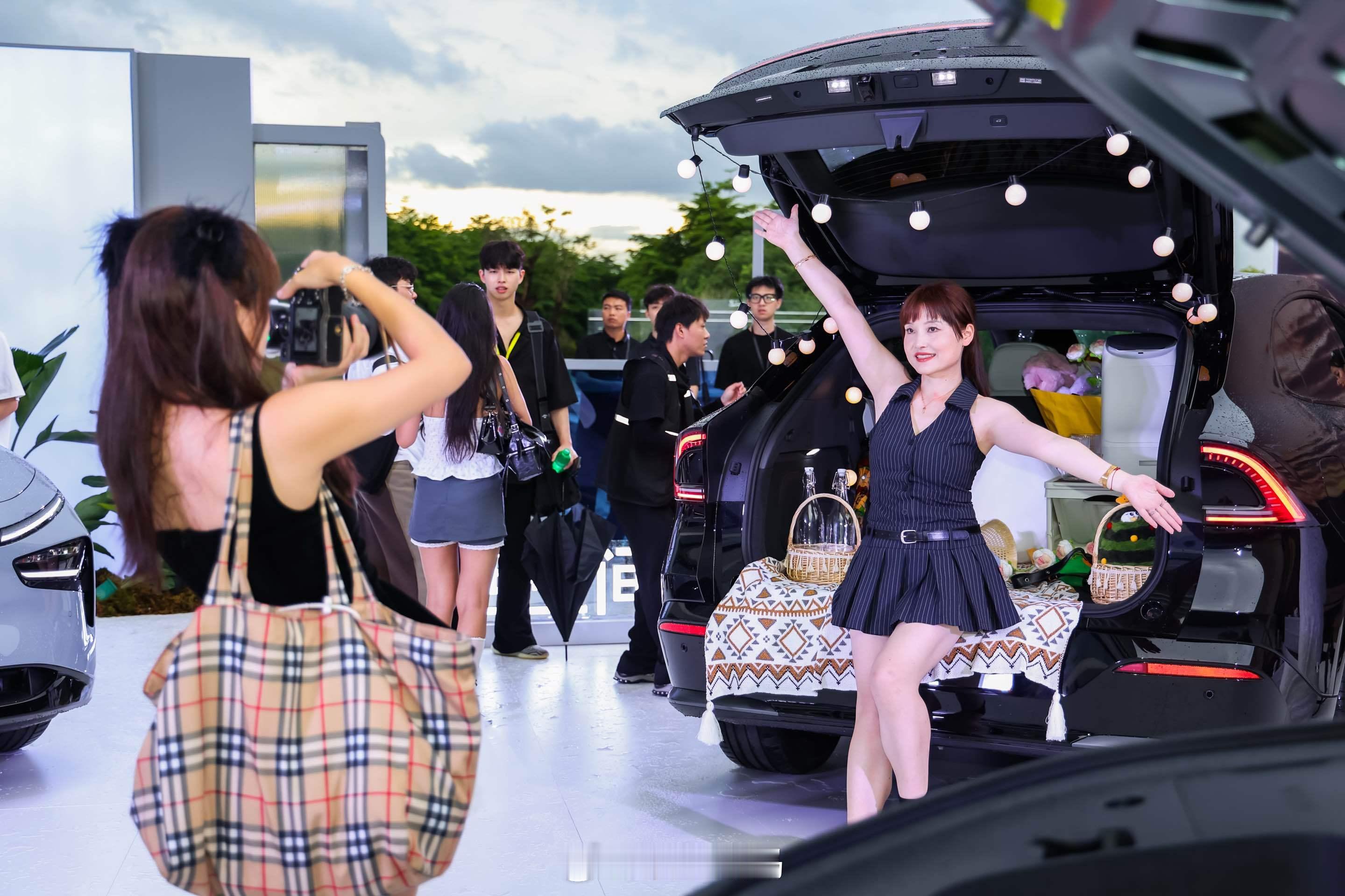 小鹏G7这发布会真好，美女香车！期待「AI智能家庭SUV」的实力首秀小鹏G7是全