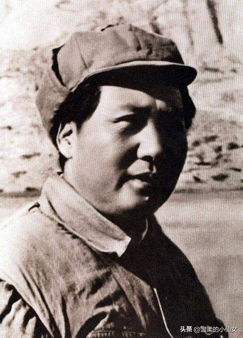 毛主席毕生最伟大的功绩
是带领中国人民走出百年沉沦
他开辟农村包围城市的革命道路