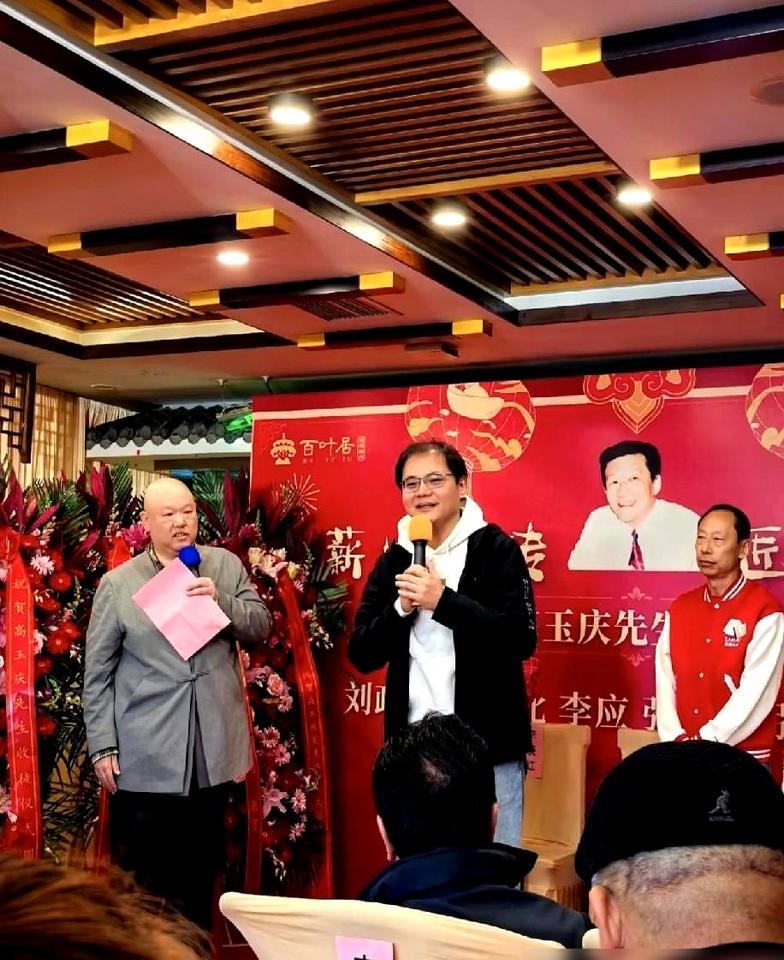 郭德纲没来。
他亲师哥高玉庆的收徒仪式，本人缺席。
现场大咖云集。
李金斗