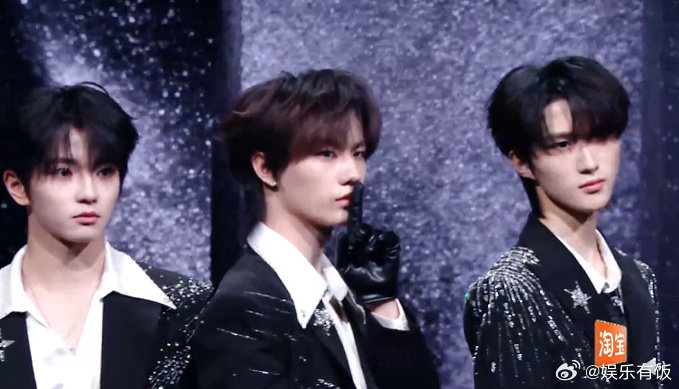 张子墨红毯上还在嘘 2025微博之夜红毯被张子墨可爱到！走着红毯突然嘘起来，真的