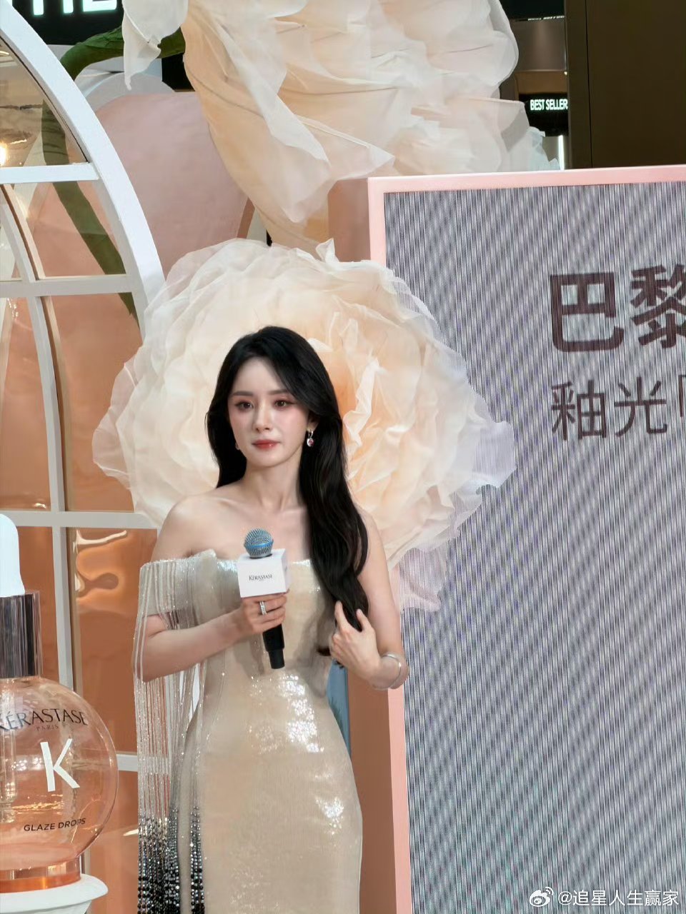 杨幂 头纱 这朵头纱配合的太好了，杨幂美神降临 