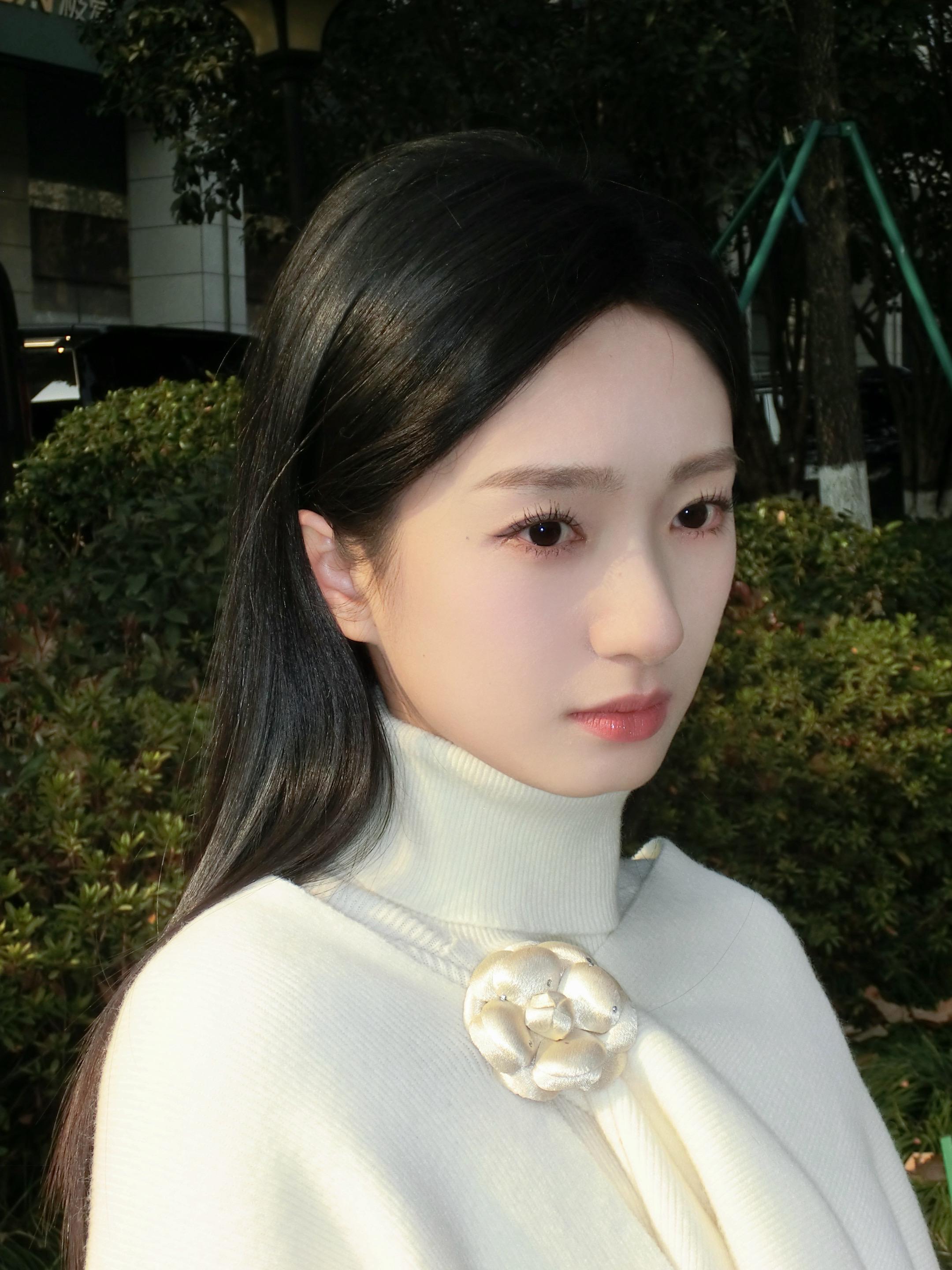 在某年某月某个星期几 我们终于见面了。香雪，你是不幸的，你双目失明，拥...
