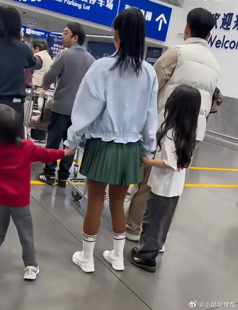 李嘉格带一对儿女和小男友逛山姆，穿搭让人看不懂，但状态很少女！ 