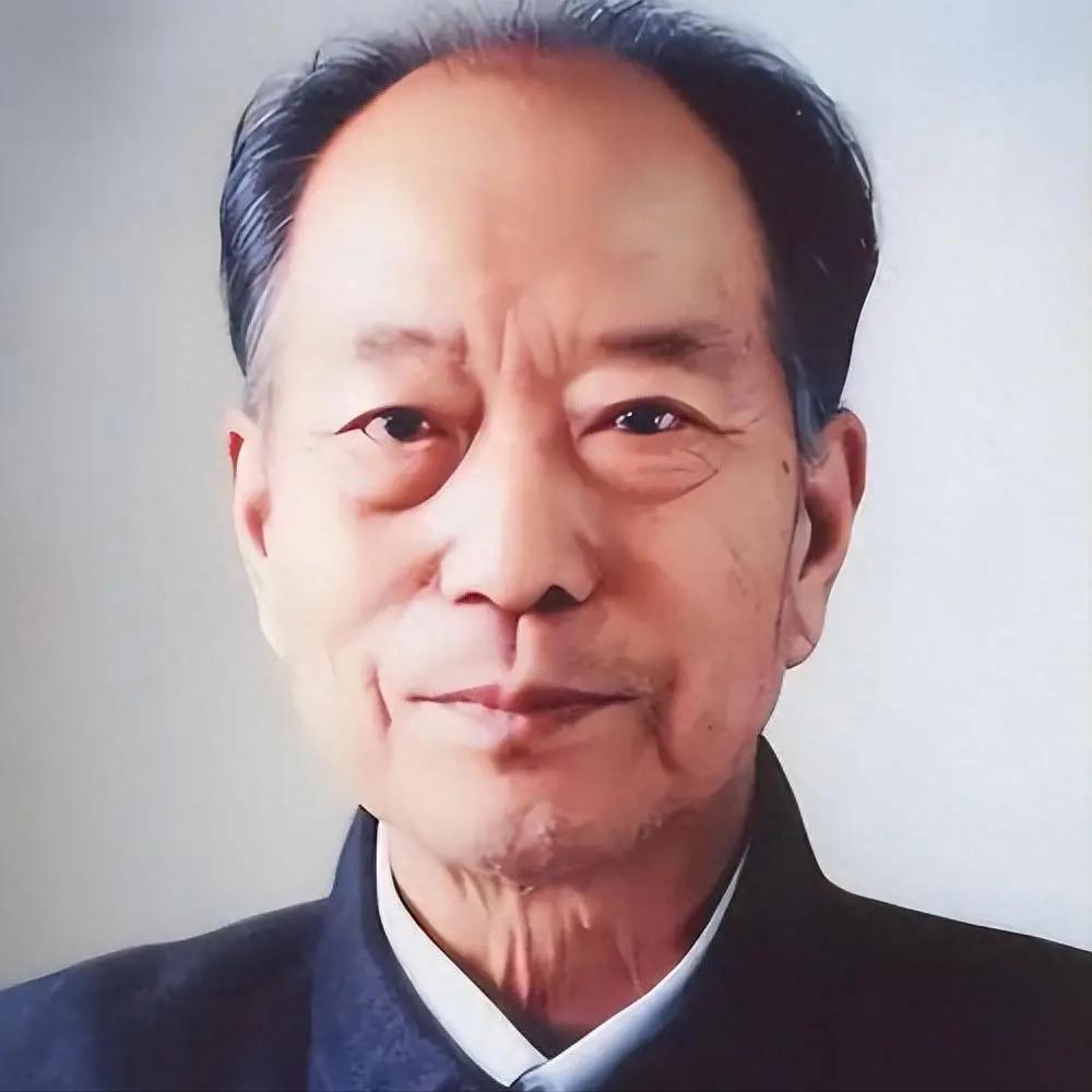 他坐了13年牢，临终都没等到平反。出殡那天，10万人自发赶来送行，墓前立起了上百