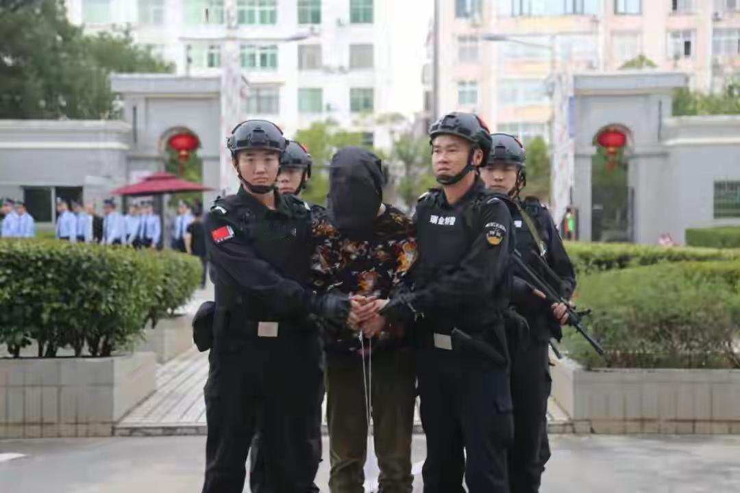 在广东抢劫杀人、在江西拦路抢劫，男子潜逃29年被抓获，冒用他人身份“改头换面”藏