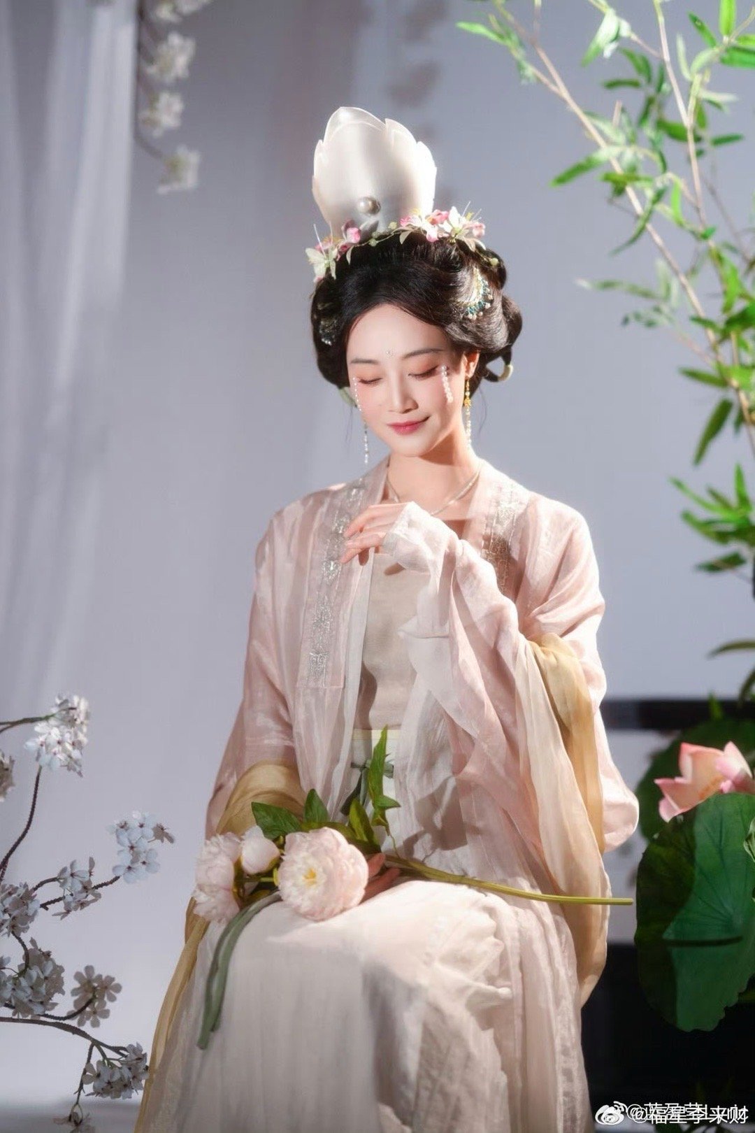 蓝盈莹宋式泪妆 她看镜头的那一眼，眼里有光脸上有妆。珍珠点缀在眼角，像是把江南的