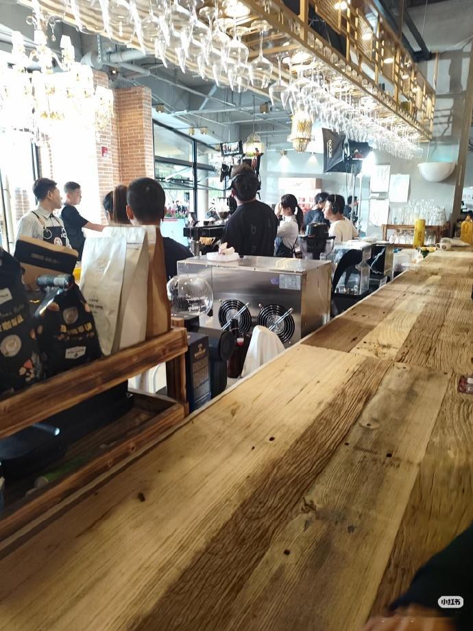 聚焦路透画面，杨超越在咖啡馆拍摄《今天是太阳雨》，首张曝光的内容里，她的出众颜值