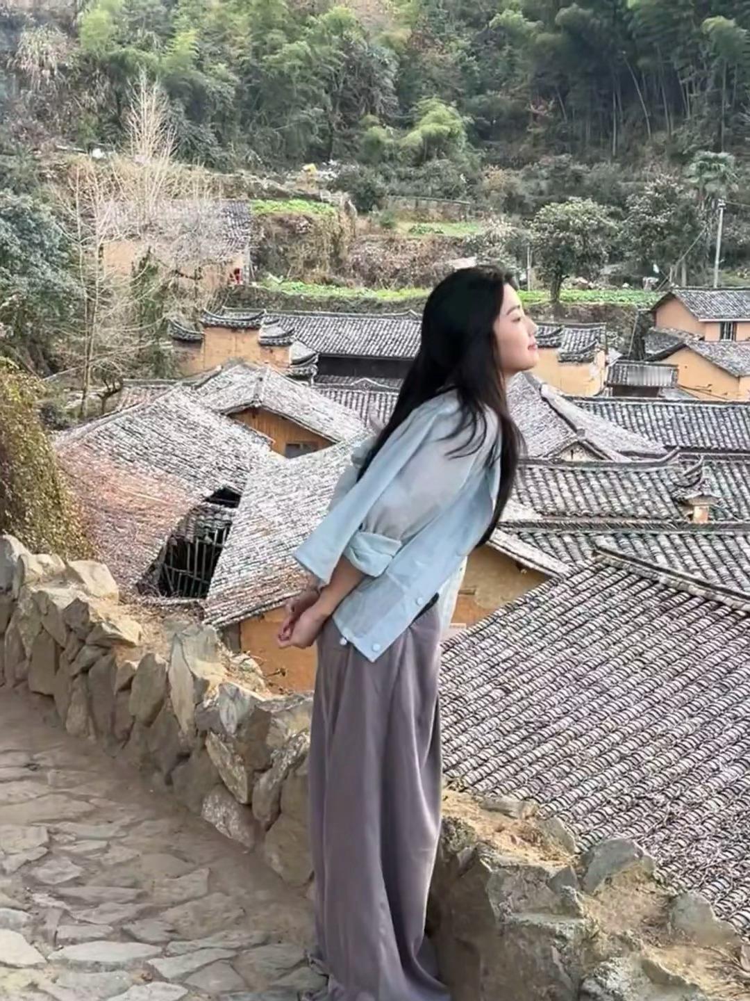 网友偶遇卢昱晓拍摄 出横的卢昱晓不是被偶遇就是在被偶遇的路上[酸]路人拍的生图怎