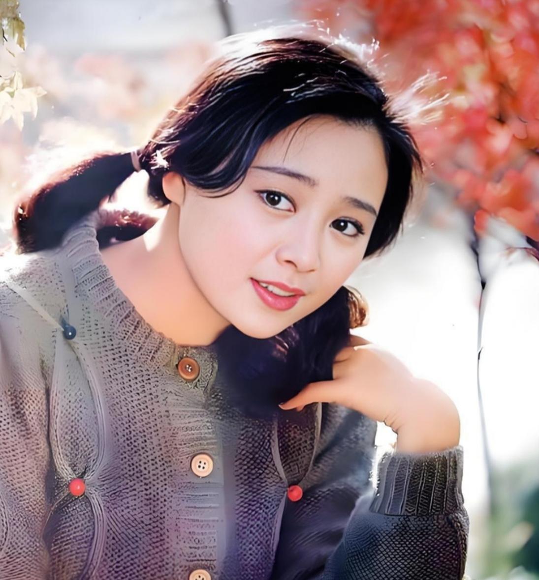 当年那个头也不回转身就走的人，怎么就成了晚年对着镜头止不住流泪的遗憾？

69岁