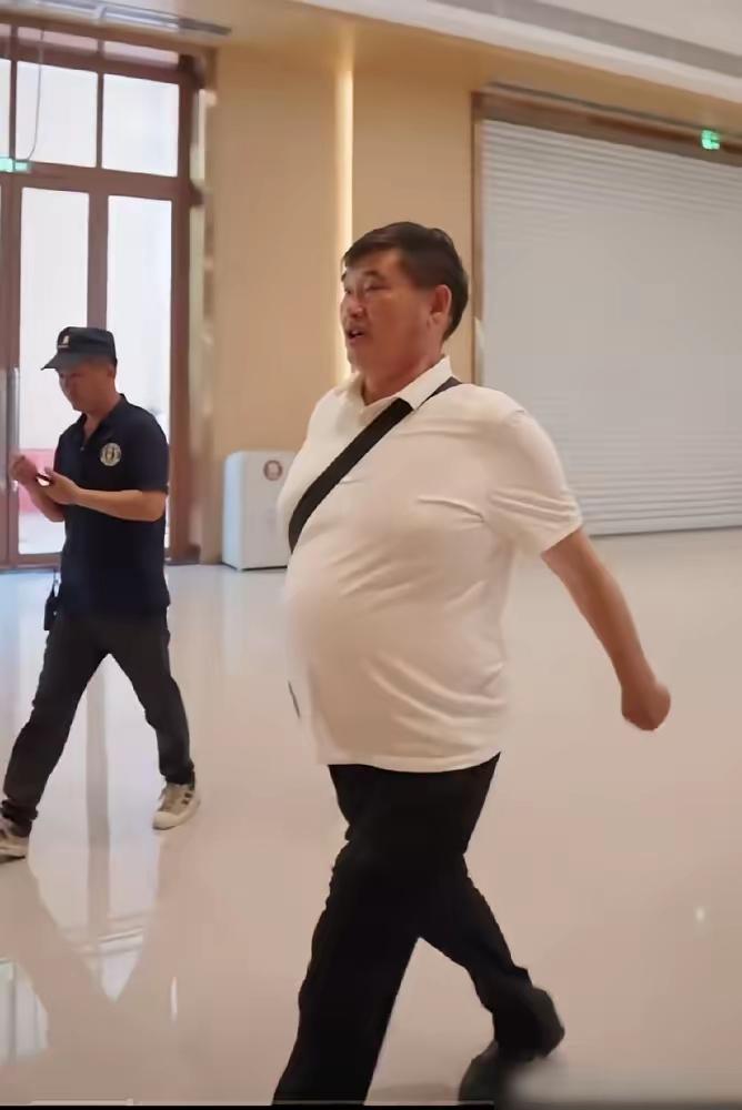 昂首挺胸，迈着六亲不认的步伐，虎背熊腰，肚子像怀孕六个月的男人，曾经也是一个普普