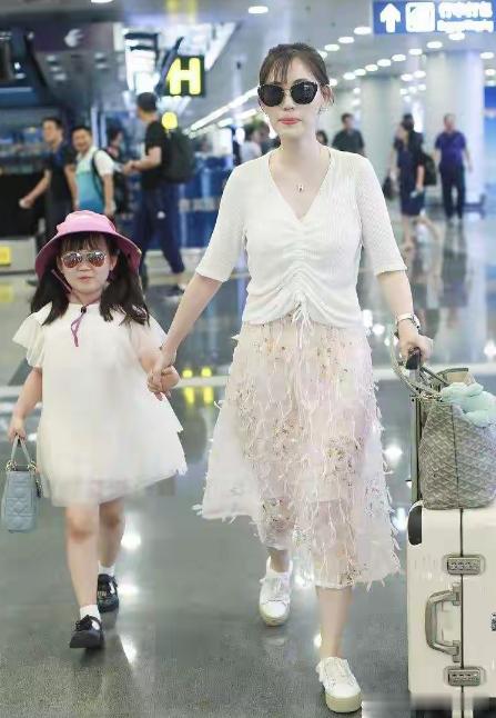 要我说，现在的马蓉更舒坦了！一个人带着女儿住在澳大利亚，每月的生活费王宝强按时发