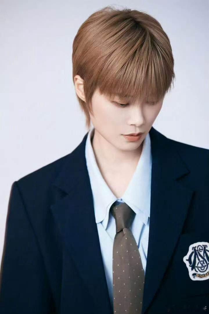李宇春给我唱回彩铃时代了再次听到李宇春演唱《想唱就唱》，恍惚间仿佛回到年少时光。